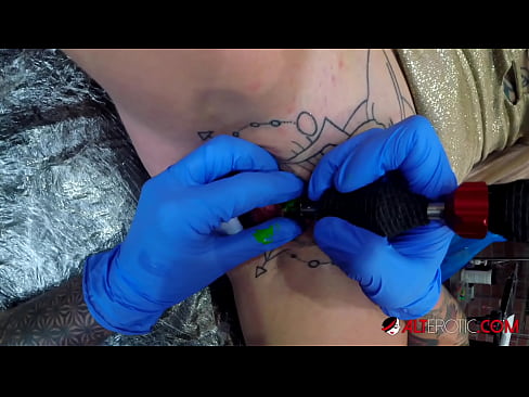 ❤️ Estremamente tatuato hottie Sully Savage ottenuto un tatuaggio sul suo clitoride ❤ Porno analeal it.sexindrag.ru ❌